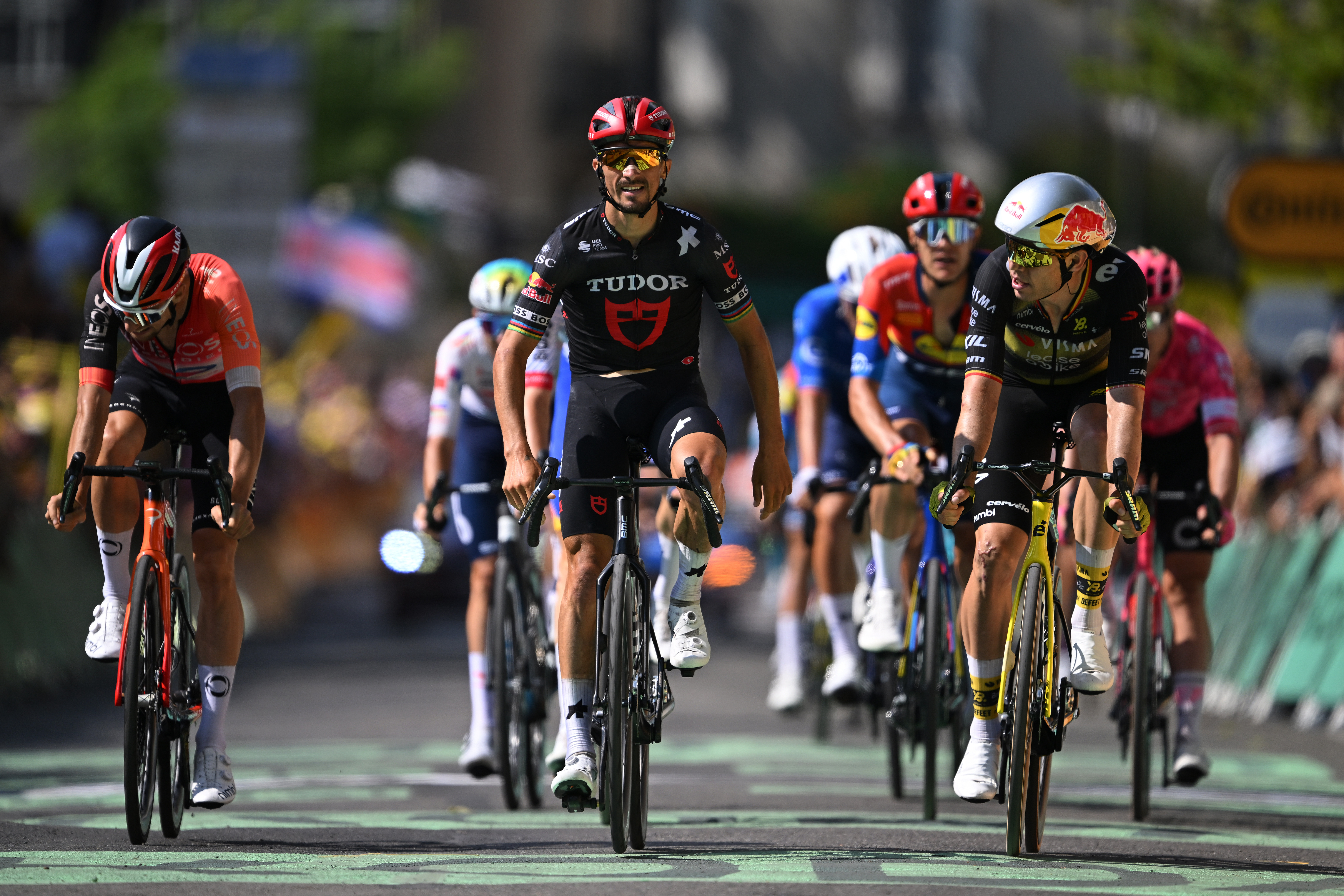 Moment jenant în Turul Franței. Alaphilippe a sărbătorit locul trei fără să știe că nu a câștigat etapa. „Ca un idiot”. VIDEO