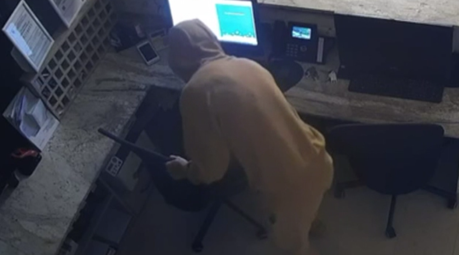 Un tânăr proaspăt angajat la un hotel din Borșa a plecat cu toate încasările, în toiul nopții. Poliția încă îl caută