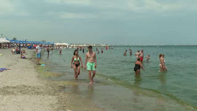 Fenomenul care strică vacanțele românilor pe litoral. Turiștii care intră în apă pot face șoc termic. „Amorțesc picioarele”