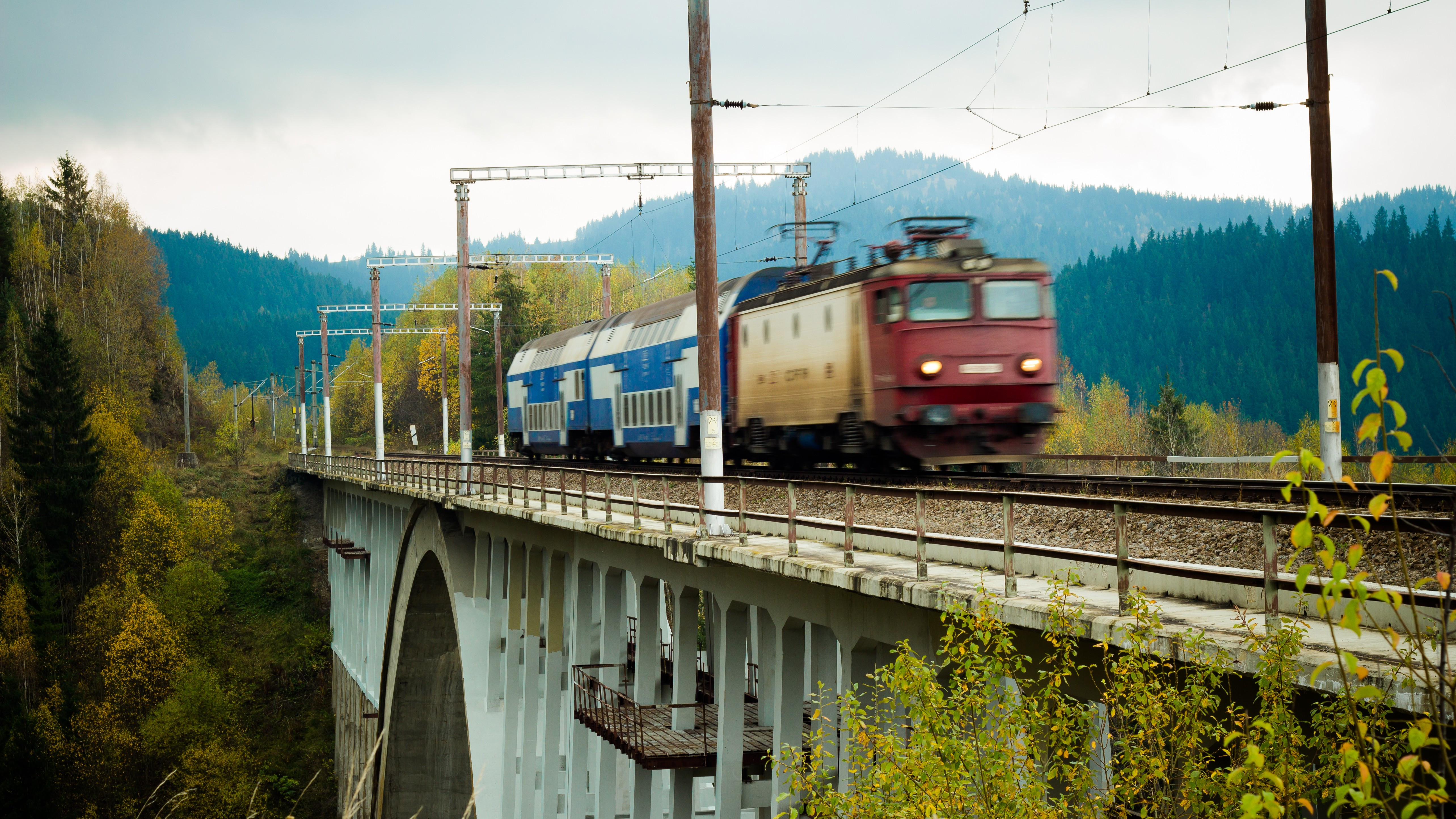 Criză la CFR Călători: datoriile lasă locomotivele electrice în depouri, trenurile vor fi trase de locomotive diesel