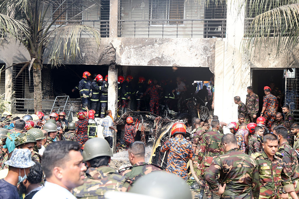 Proteste violente în Dhaka după ce un avion s-a prăbușit peste o școală. 31 de persoane au murit, majoritatea elevi