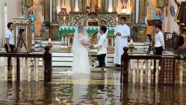 Doi tineri s-au căsătorit cu apa până la genunchi în biserică, inundată de o ploaie torențială