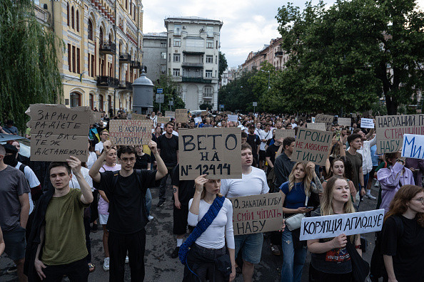 Proteste ample în Ucraina după o lege controversată. Zelenski a retras independența agențiilor anticorupție. „Este scandalos”
