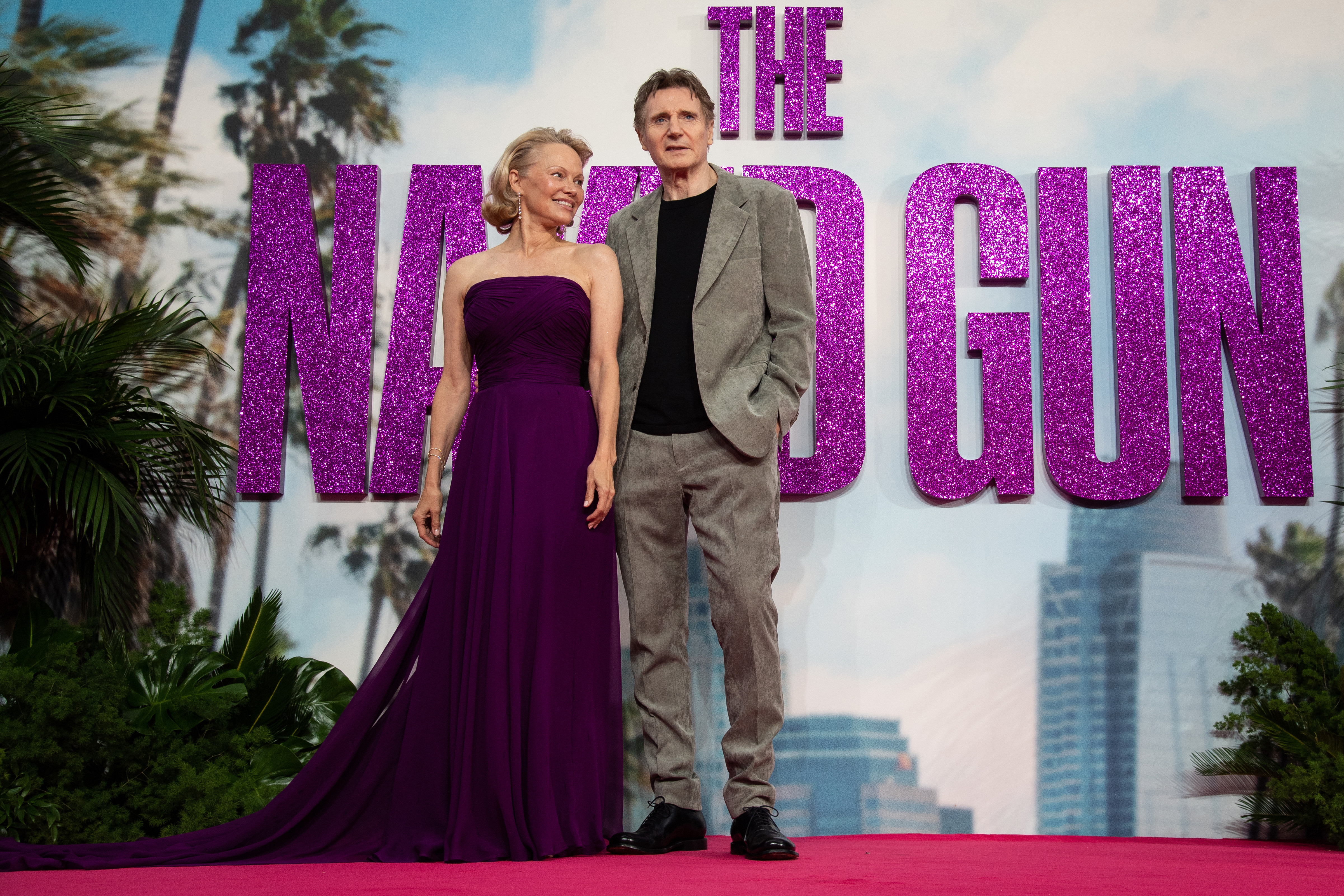 Pamela Anderson, gest neașteptat față de Liam Neeson, la premiera filmului „The Naked Gun”. GALERIE FOTO