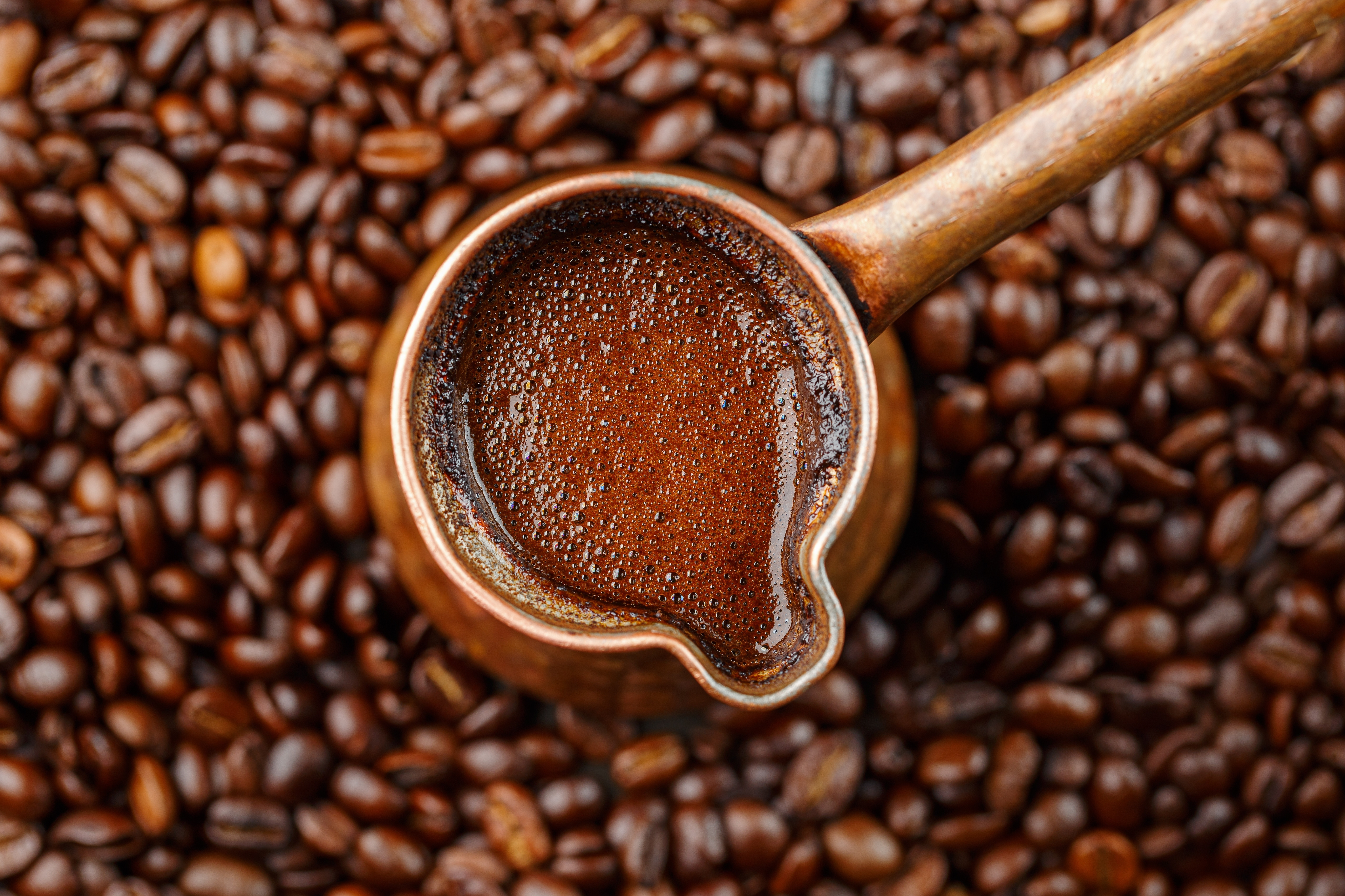 O tânără de 26 de ani, internată în stare critică în Istanbul după ce a primit o cafea făcută cu detergent de vase