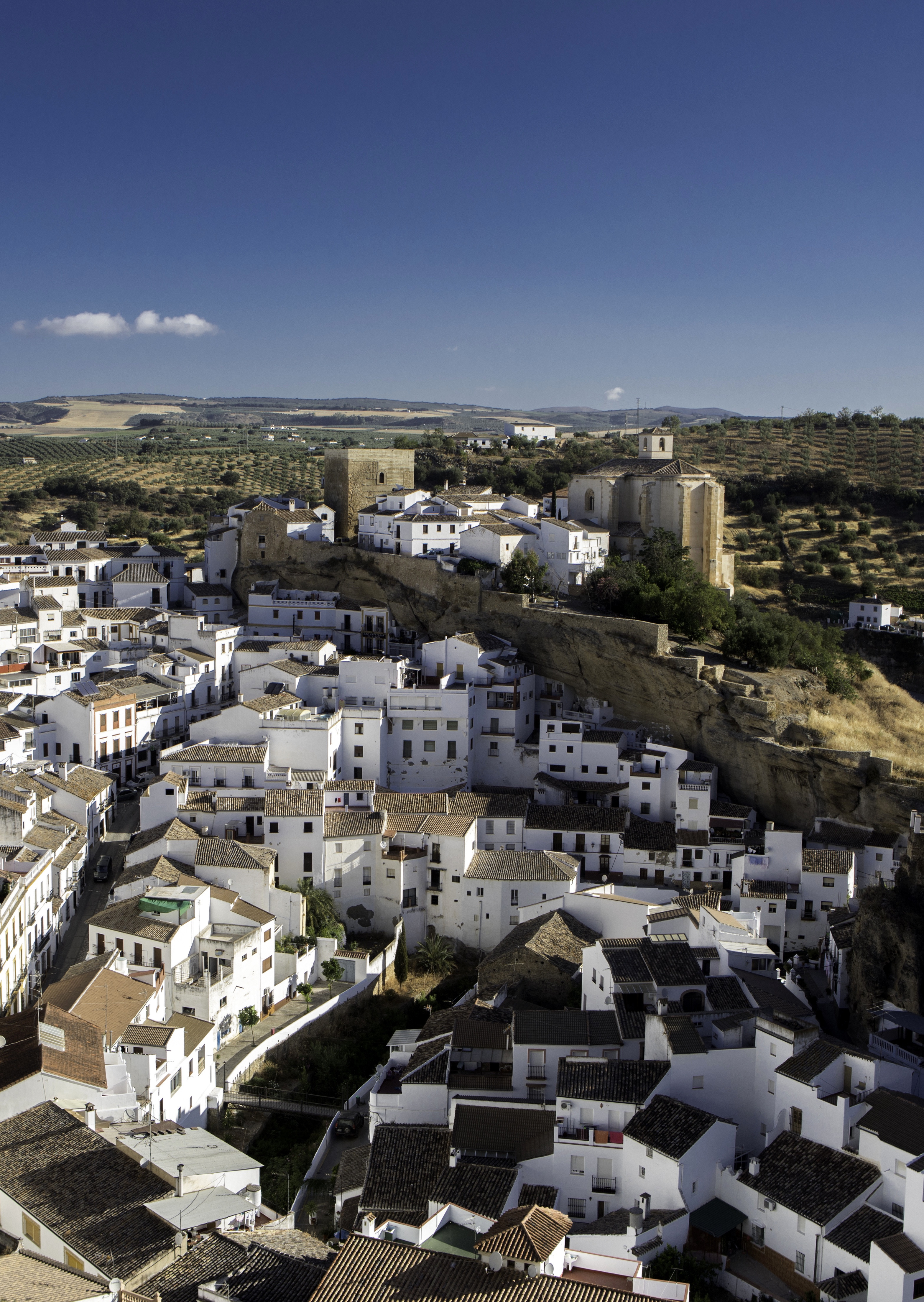 Setenil de las Bodegas, orașul spectaculos din Spania, construit sub stâncă. De ce merită să-l vizitezi