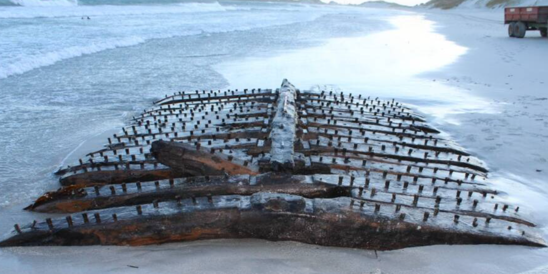 Descoperire uimitoare pe o plajă din Scoția. Un elev a găsit epava unei nave dispărute acum 250 de ani. VIDEO