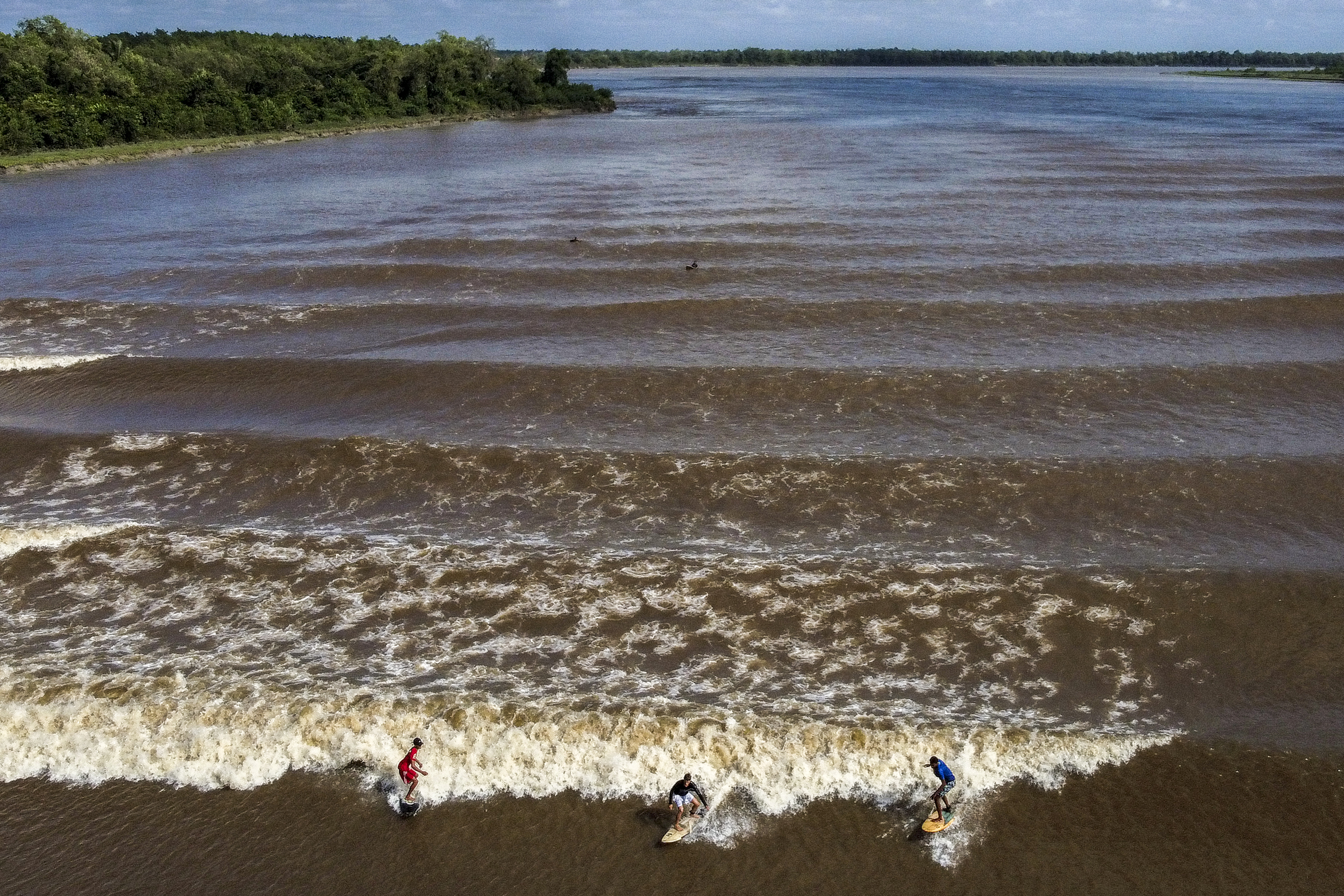 Un jurnalist din Brazilia, aflat în apă pentru un reportaj în direct, a călcat pe cadavrul unei fete dispărute. VIDEO