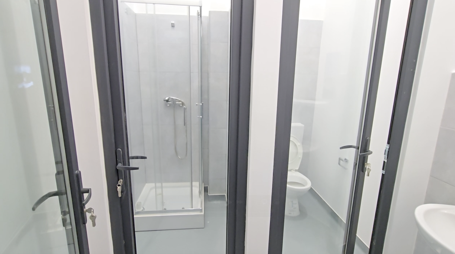 Toaletă publică transparentă, într-o piață renovată din Pașcani. Se vede totul din stradă | FOTO