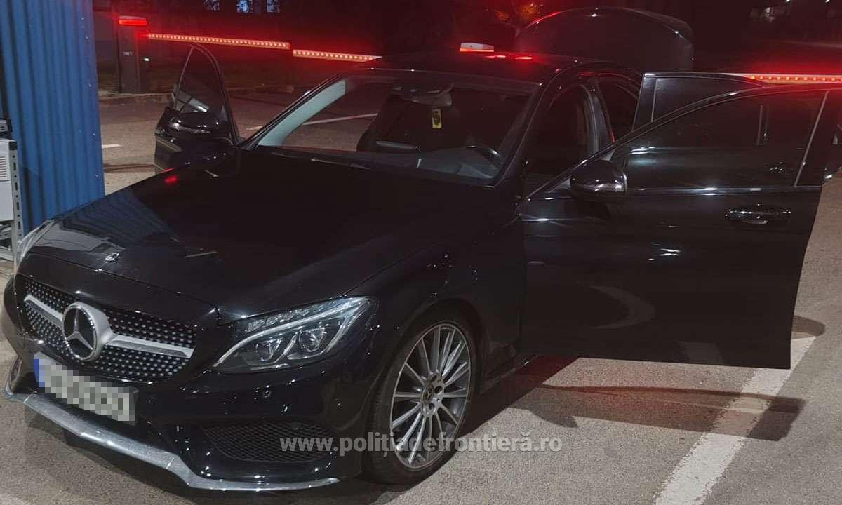 Polițiștii de frontieră din Timiș au confiscat un Mercedes în urma unui control. Ce au descoperit după verificări. FOTO
