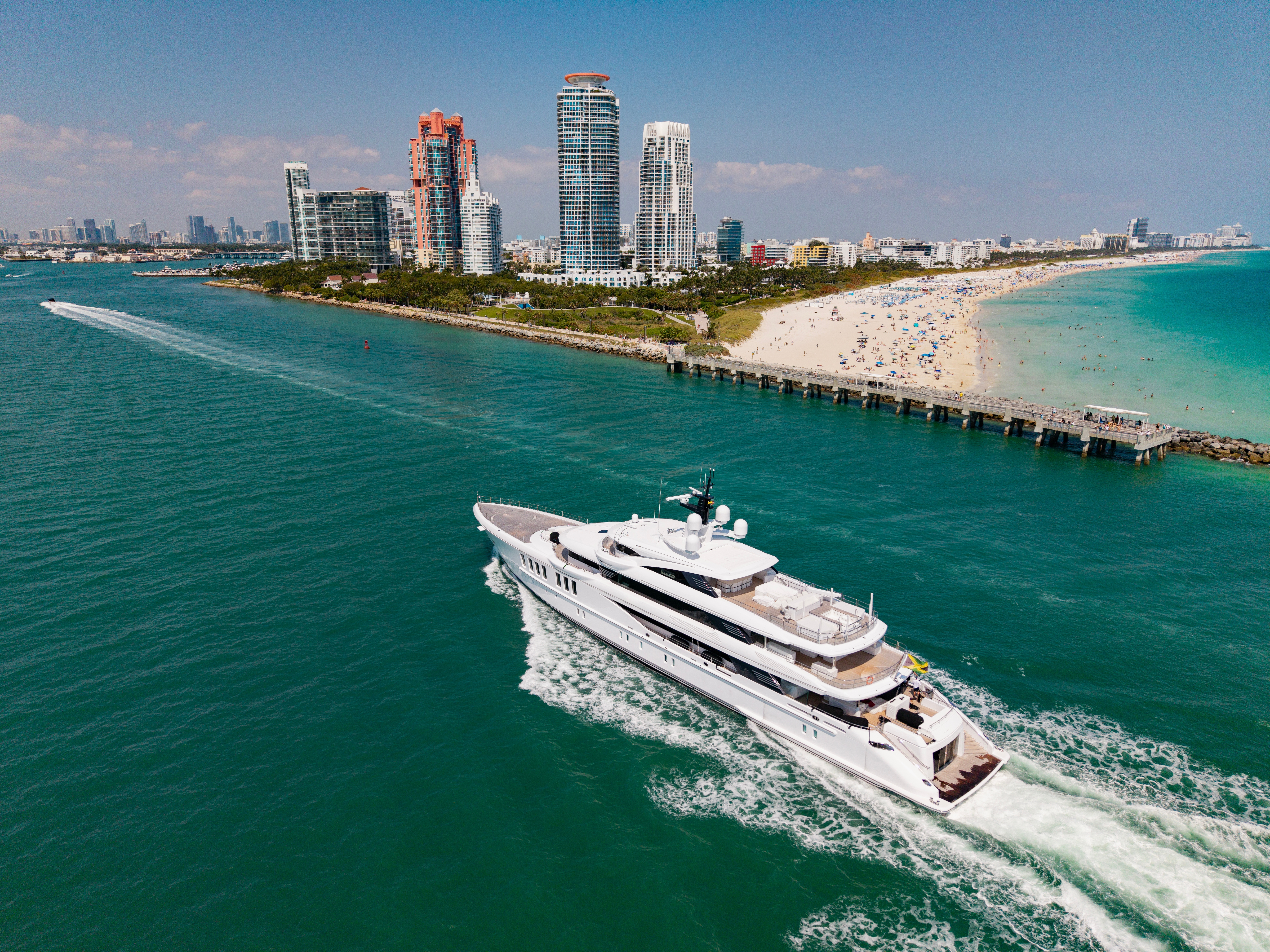 Un iaht de lux a lovit portavionul-muzeu USS Midway din San Diego. Căpitanul, arestat pentru navigare în stare de ebrietate