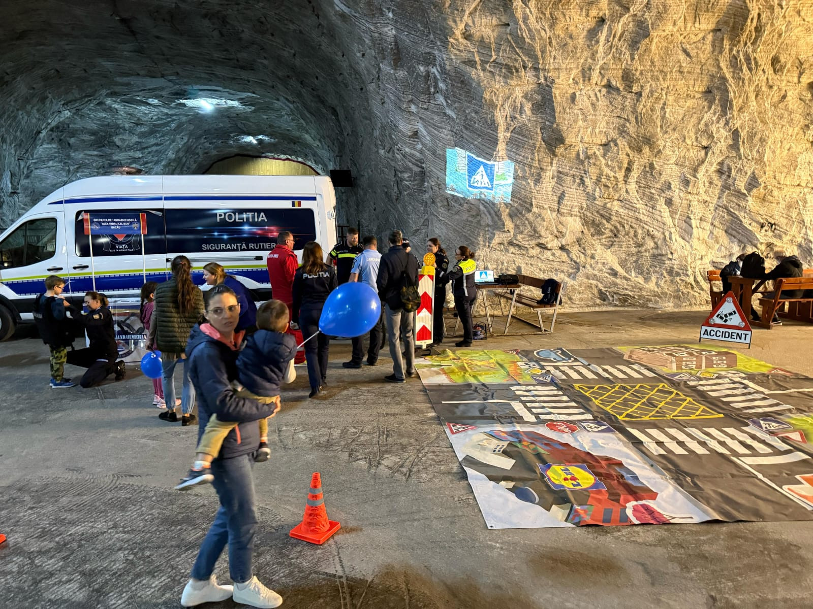 Politiștii si jandarmii au coborât în adâncuri. Acțiune educativă la Salina Târgu-Ocna. „Poate mai învață ceva și tineretul”