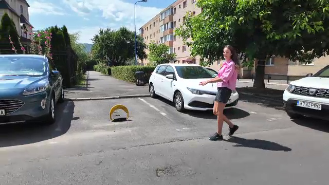 Brașovenii, revoltați că primăria îi obligă să-și demonteze blocatoarele. ”Vin toți din toată țara și parchează aici”