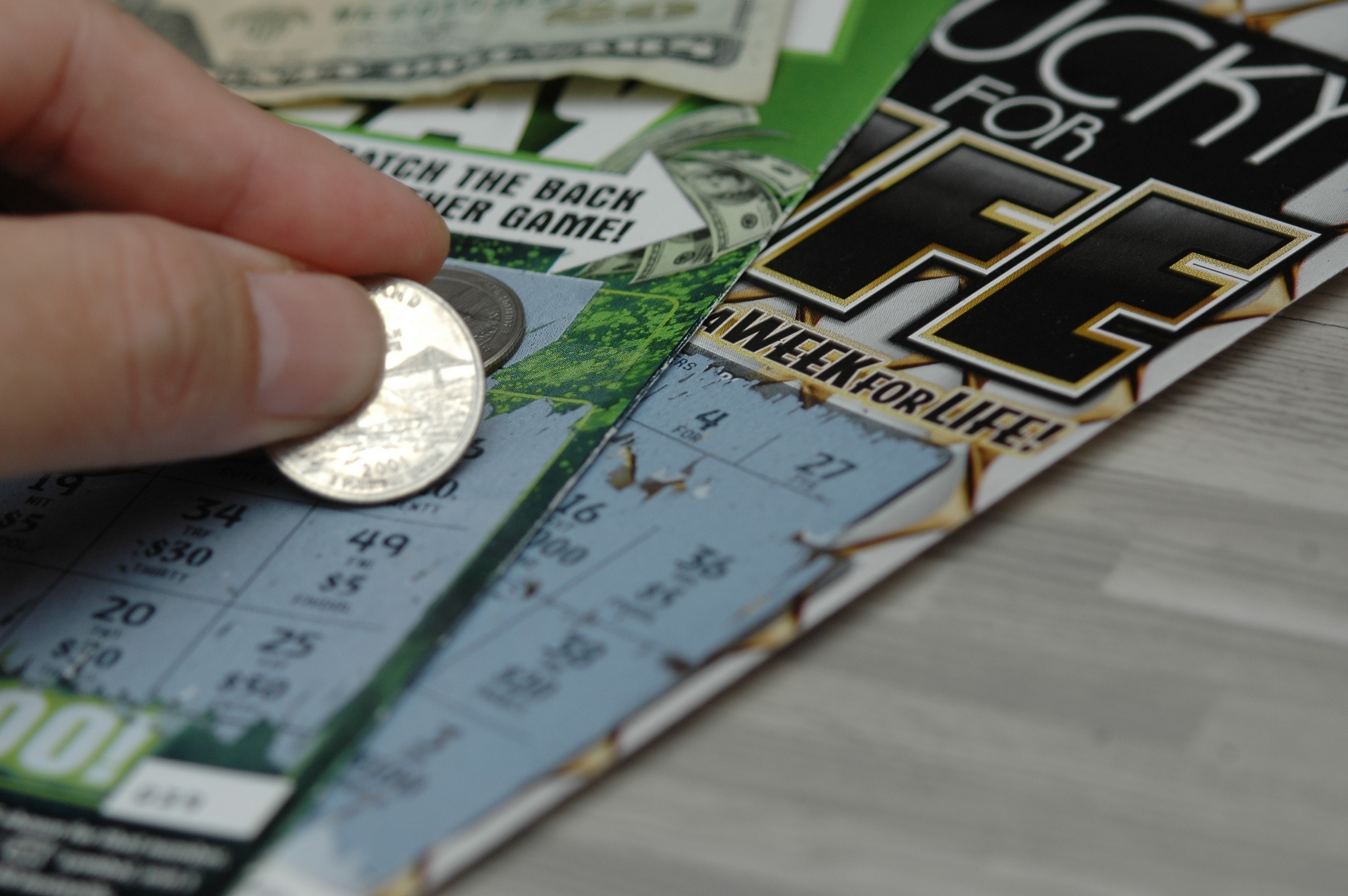 Un om al străzii din SUA a câștigat un milion de dolari la loz în plic. Ce planuri are cu banii