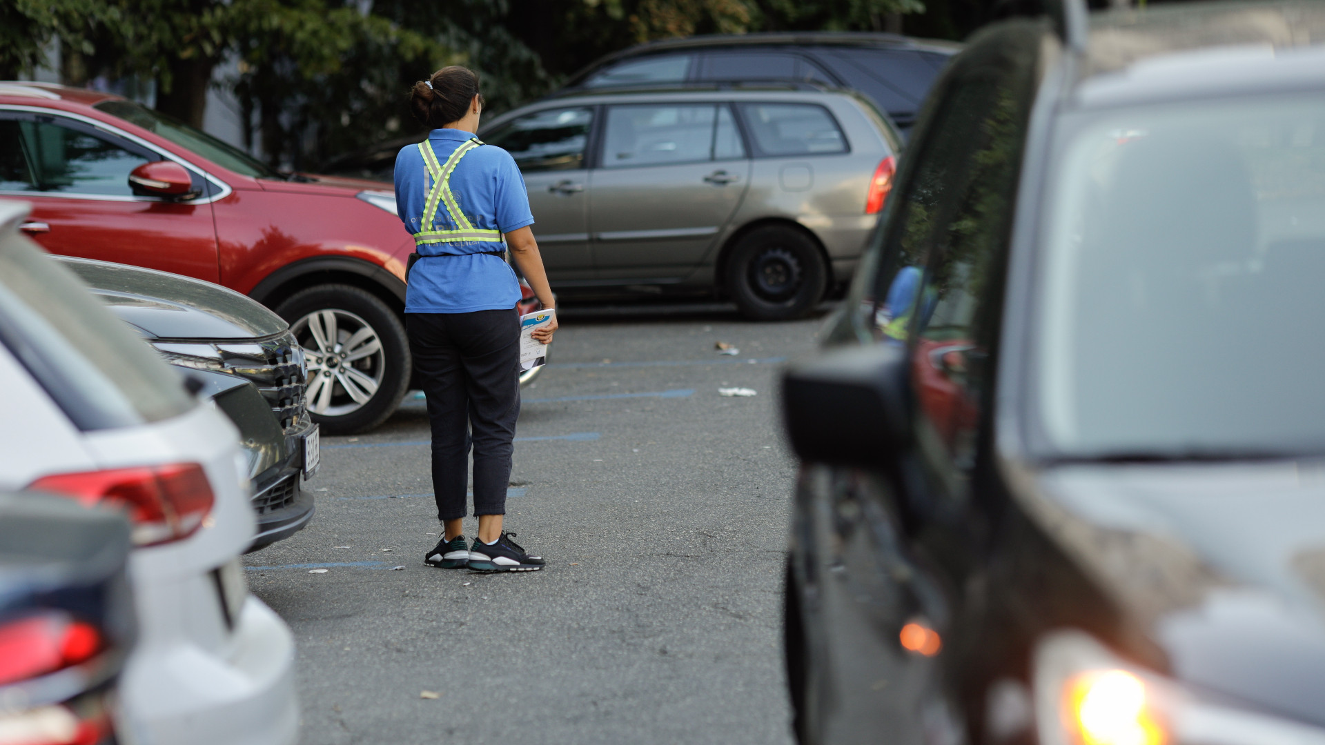 Taxa de parcare pe locurile albastre din București: De ce mulți șoferi plătesc peste 6 lei, deși tariful oficial e de 5 lei