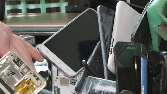 De ce este periculos să ținem la sertar telefoanele și laptopurile vechi. Ce putem face cu dispozitivele scose din uz