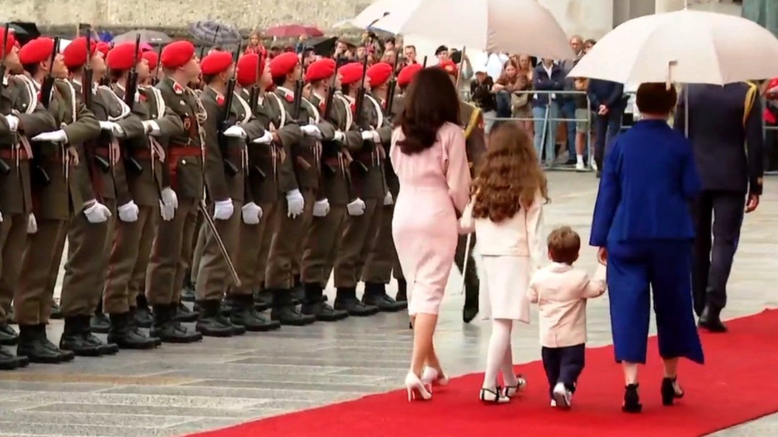 Ce le-a spus fiul de 3 ani al președintelui Nicușor Dan reporterilor în Austria. Detaliul din casă oferit presei | VIDEO