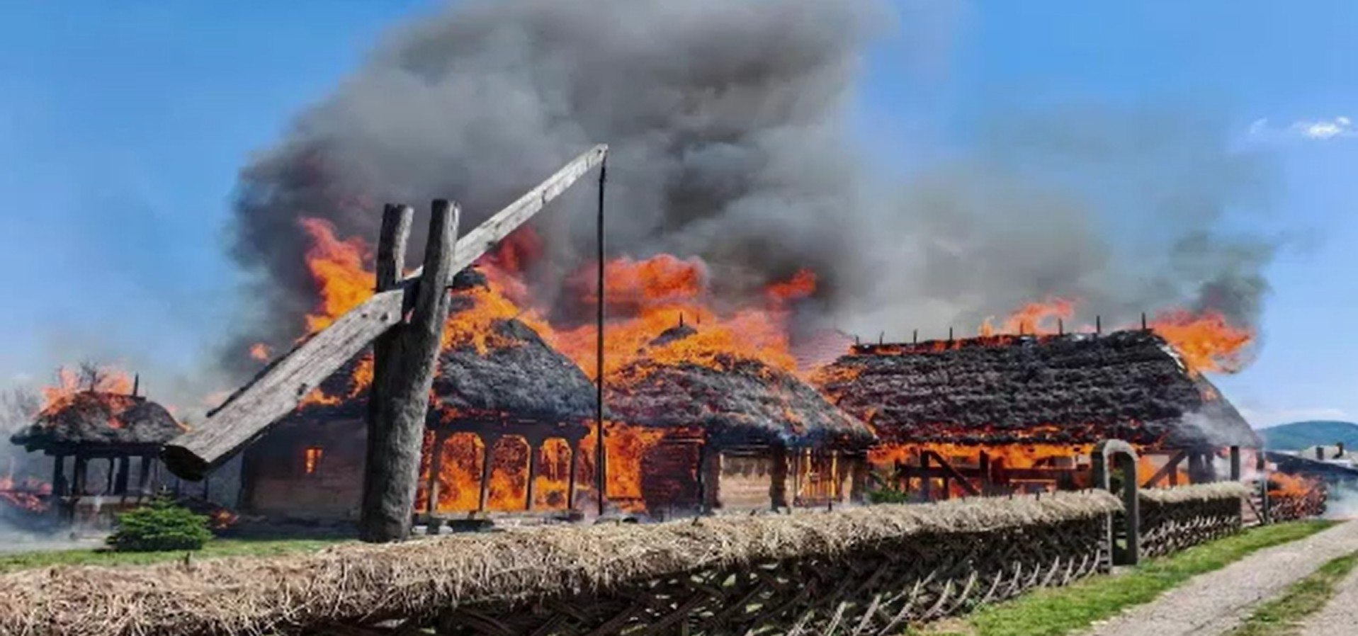 Polițiștii din Sălaj au deschis un dosar penal în cazul incendiului care a distrus monumentul istoric „Casa Lupuț” din Cizer