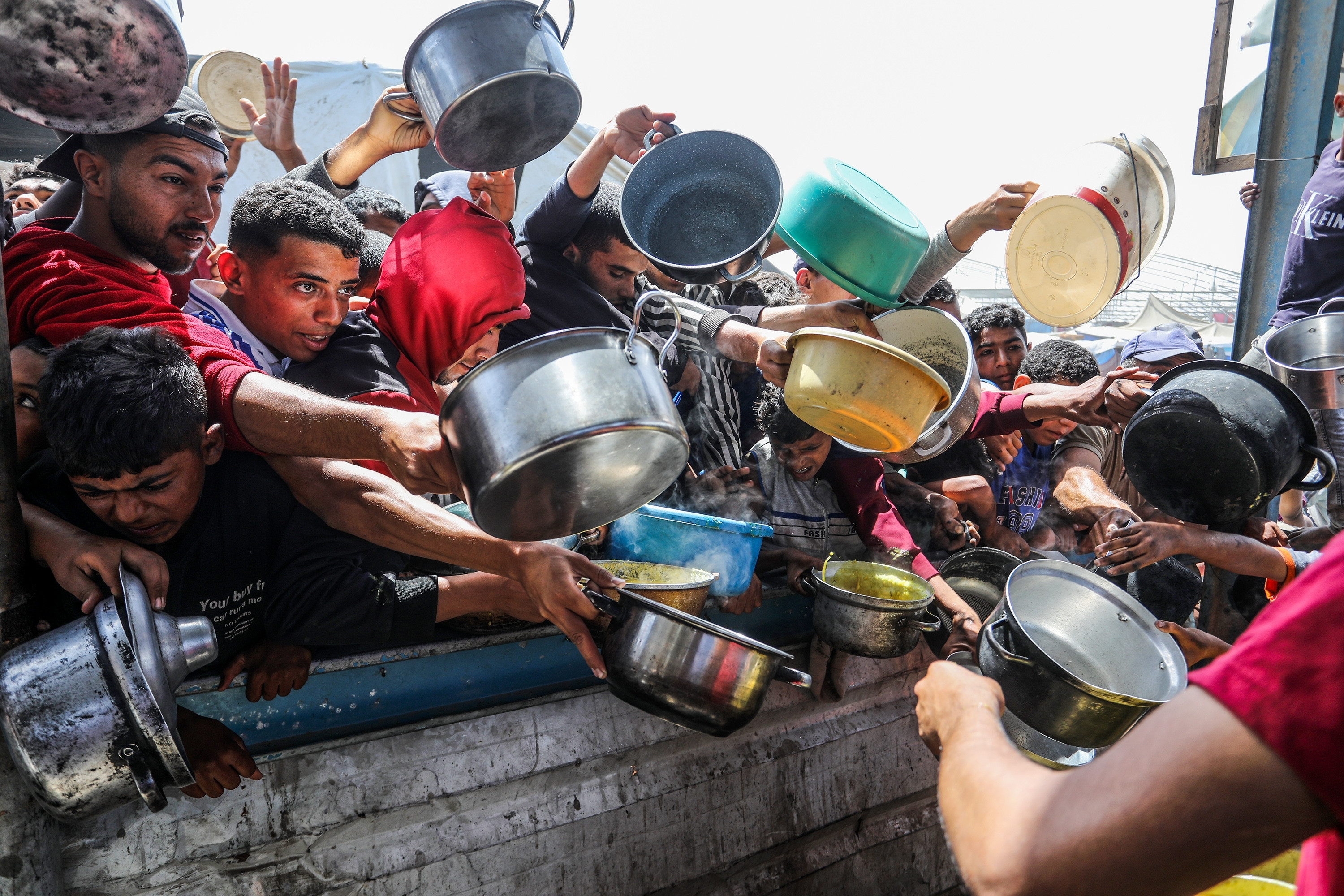 Atacurile israeliene din Gaza au sfârșit cu cel puţin 11 morţi în zone unde mii de oameni aşteptau ajutoare