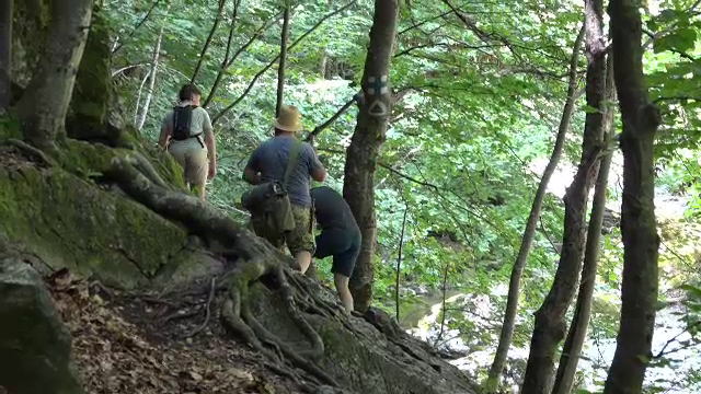 Familie cu doi copii, dată dispărută în Retezat, găsită în siguranță. Rudele nu i-au putut contacta de două zile