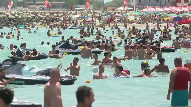 Speriați de caniculă și codul roșu, românii au luat cu asalt litoralul. Peste 100.000 de turiști au ajuns deja la malul mării