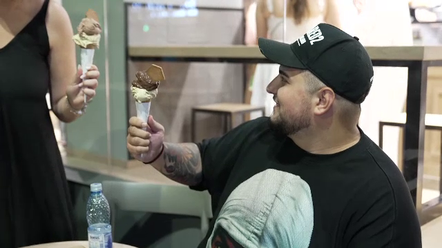 Bucureștenii au așteptat noaptea ca să iasă pe Calea Victoriei, după o zi toridă. Zeci de metri de cozi la înghețată