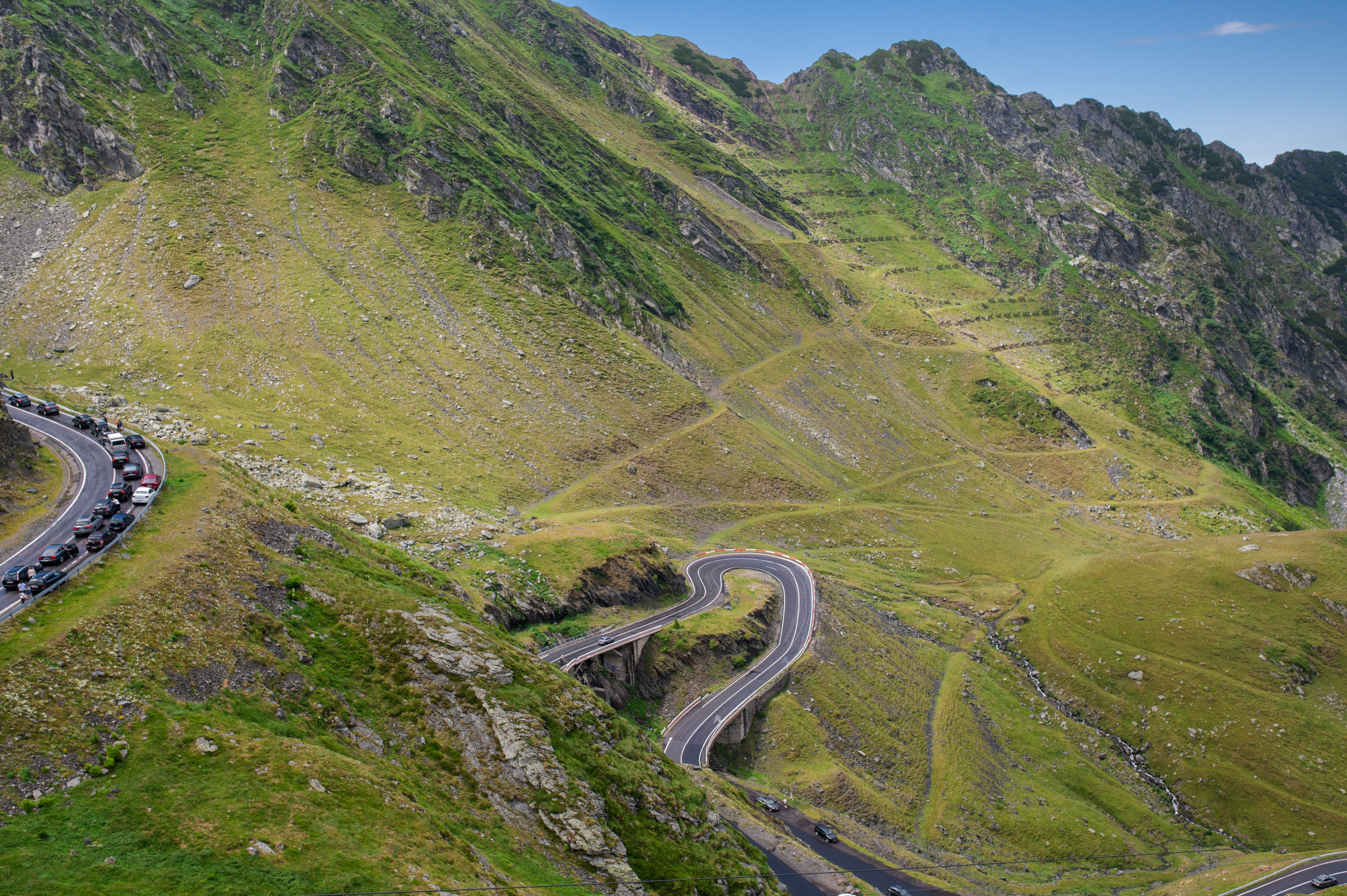 Aglomerație pe Transfăgărășan din cauza numărului mare de turiști. Polițiștii atenționează șoferii