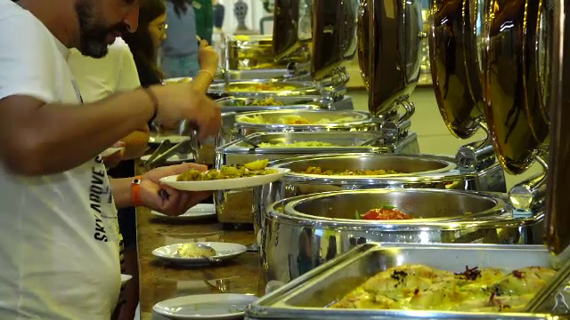 Mâncarea preferată a turiștilor de pe litoralul românesc în 2025. Oamenii o consumă în cantități impresionante