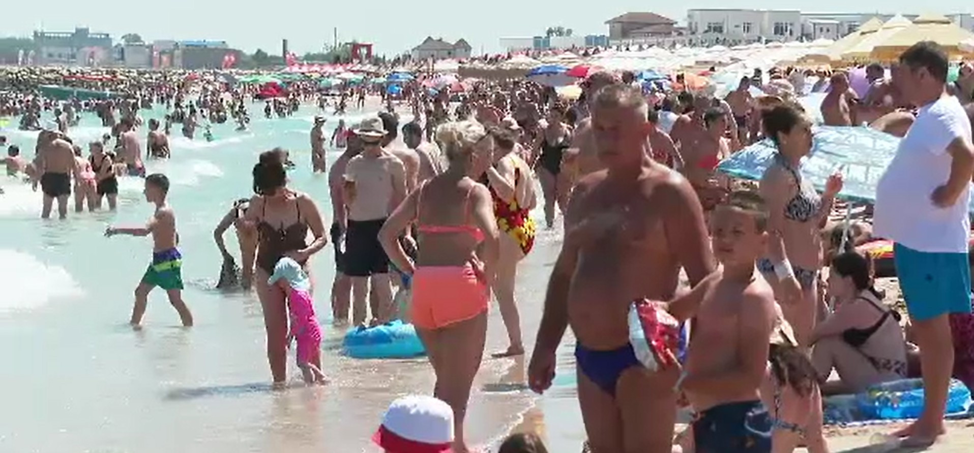 Weekend canicular pe litoral. Turiștii ignoră recomandările medicilor și stau în soarele puternic