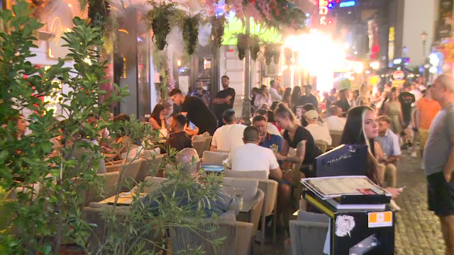 Bucureștenii au umplut parcurile și terasele în căutarea răcorii. Nopțile tropicale transformă somnul într-un lux