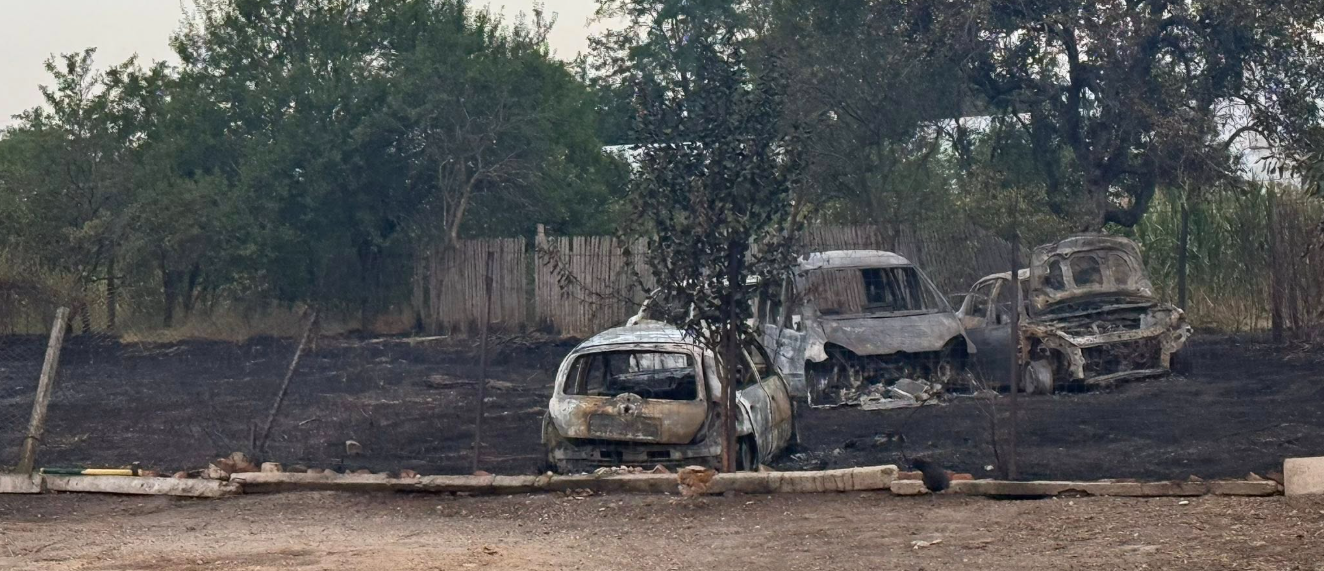 Incendii devastatoare în Argeș, întinse pe câteva hectare. Au ars și mașinile localnicilor