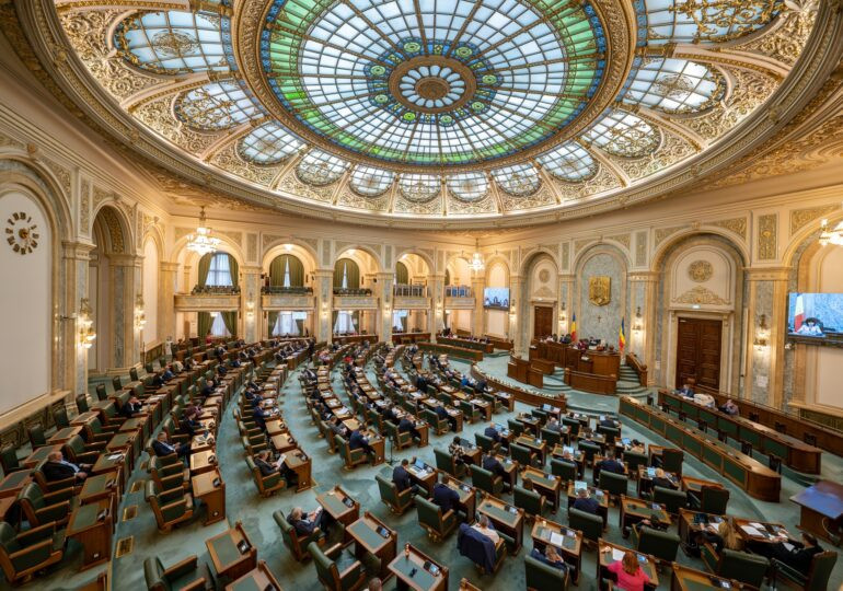 Senatul României împarte, din bani publici, butoni cu pietre semiprețioase, serviete din piele și alte obiecte scumpe