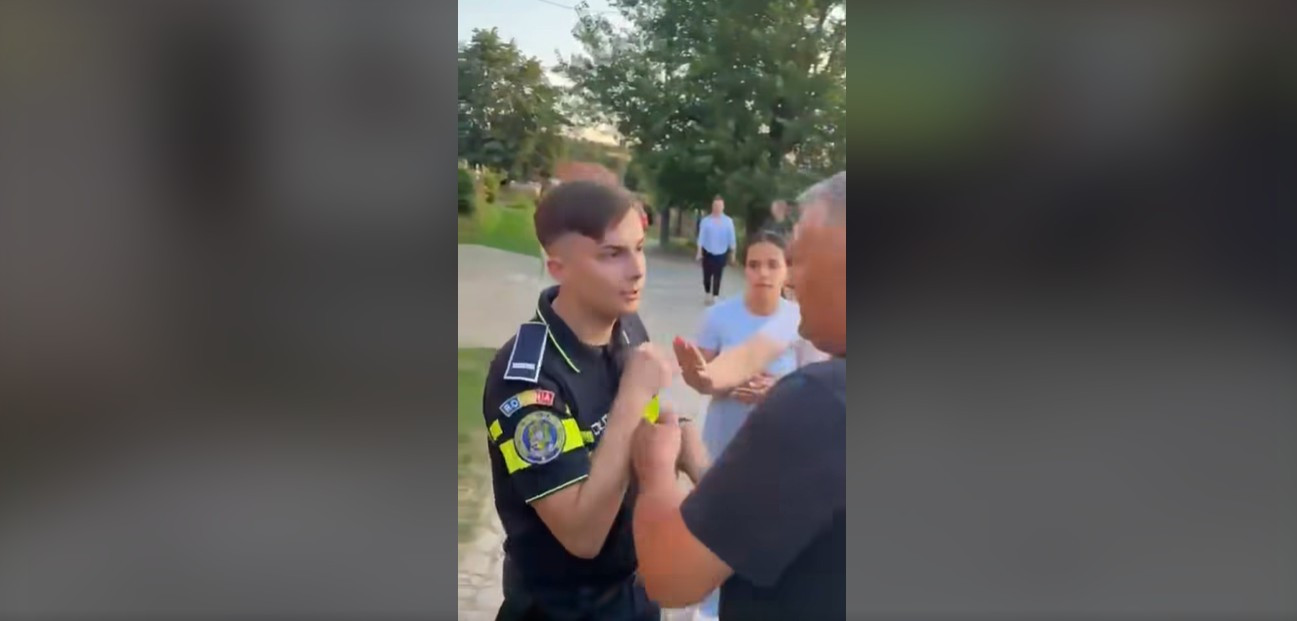 Polițist din Caraș-Severin atacat de oameni, după ce a oprit un bărbat beat pe ATV. S-a apărat cu pistolul. VIDEO