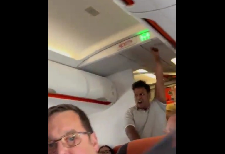 Un pasager a fost arestat în Scoția după ce a spus că are o bombă și a strigat „Moarte lui Trump” în timpul zborului. VIDEO