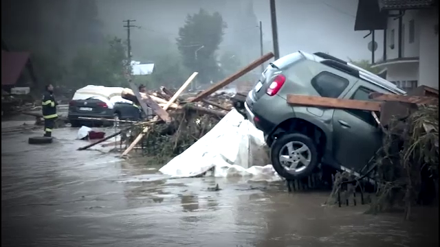 Case distruse și mașini aruncate unele peste altele, după viiturile devastatoare din Suceava. Oamenii au urcat pe acoperișuri