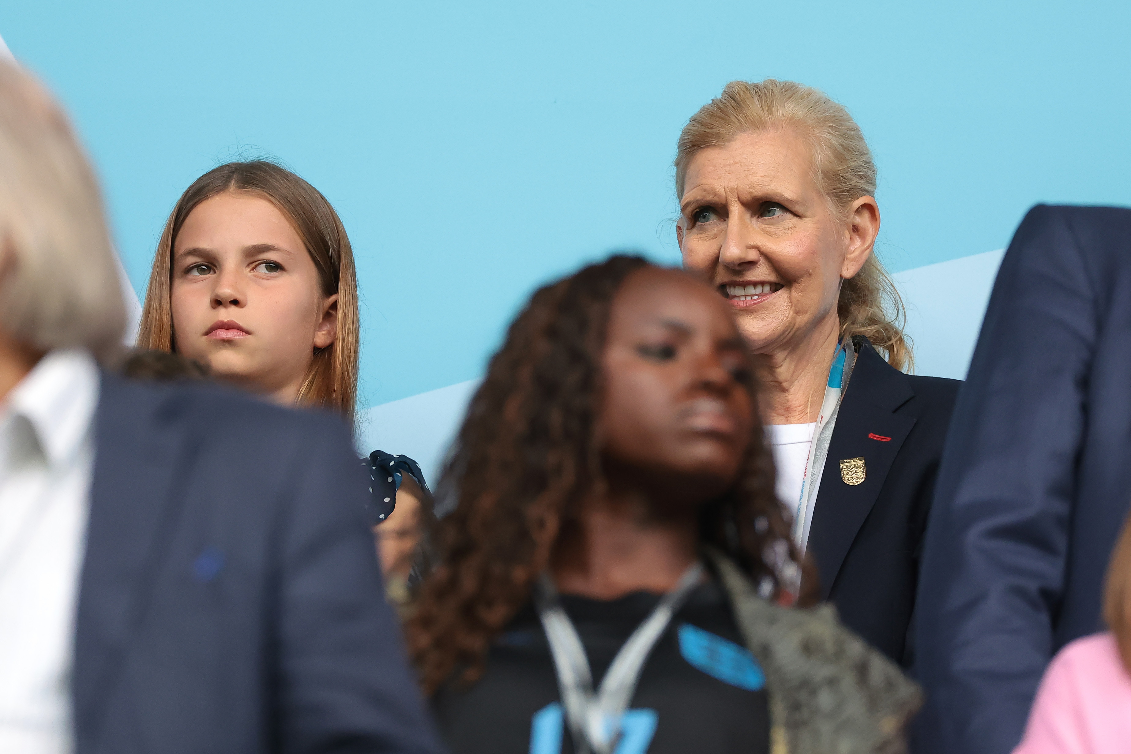 Cum a apărut Prințesa Charlotte la primul meci de fotbal feminin alături de tatăl ei, Prințul William. GALERIE FOTO