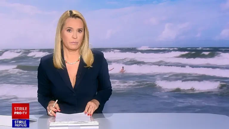 Steag roșu pe litoral, valurile ating chiar și doi metri înălțime. Un bărbat neascultător a fost amendat cu 500 de lei