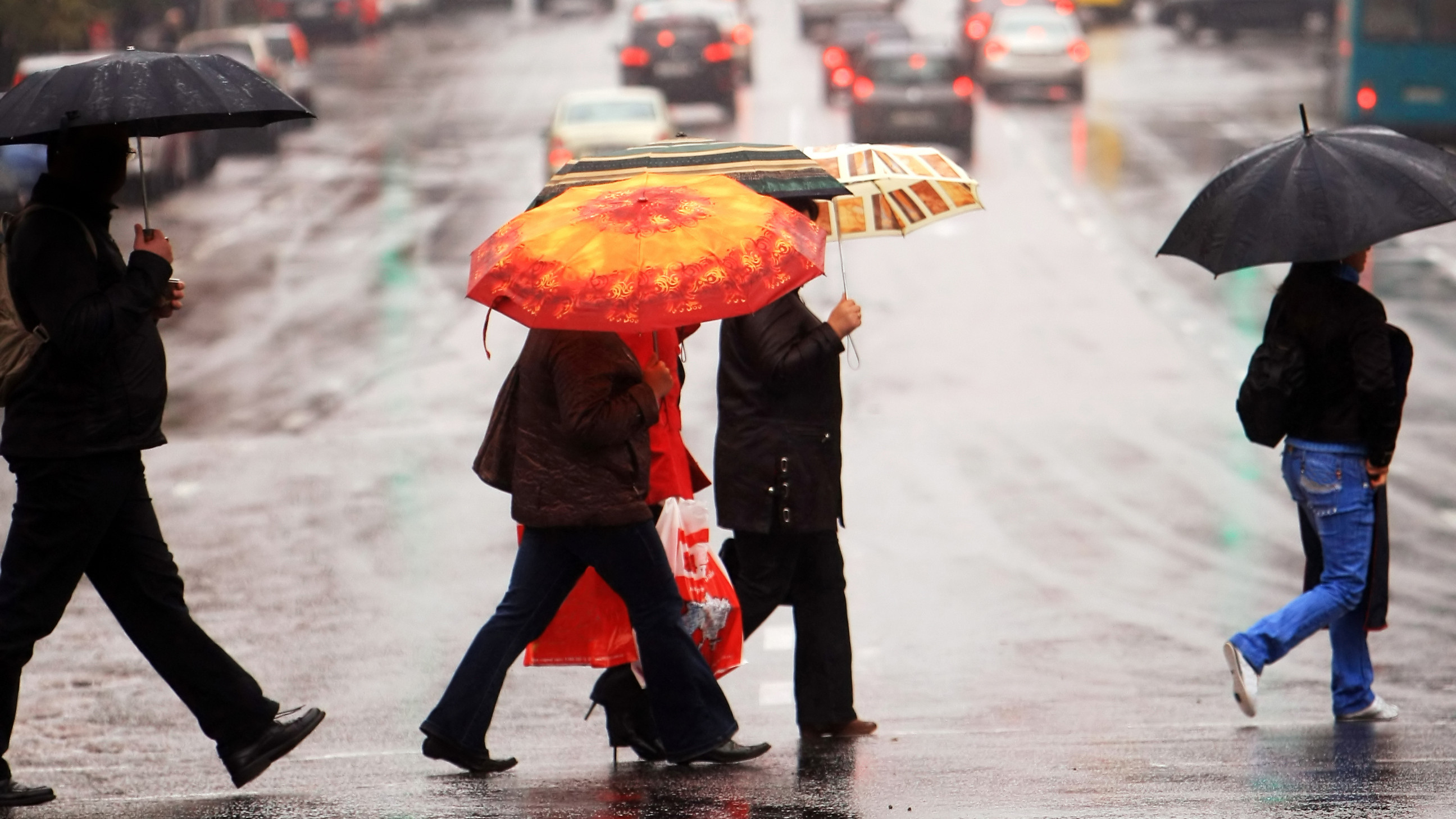 Ploi torențiale, grindină și vijelii. Județele aflate sub cod portocaliu sau galben. HARTĂ
