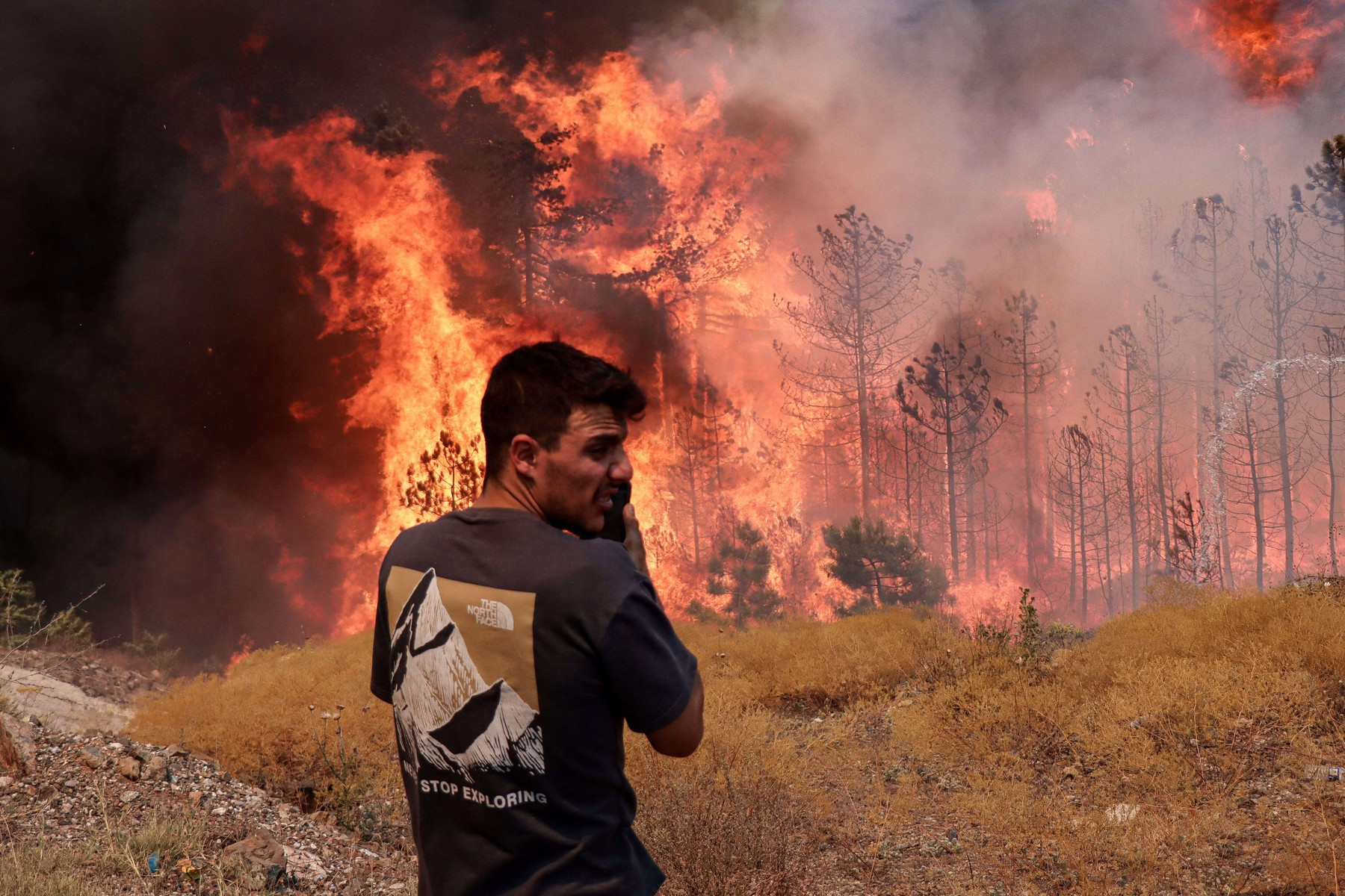 Incendiile de vegetație continuă să facă ravagii în Balcani. Flăcările se îndreaptă către marile orașe