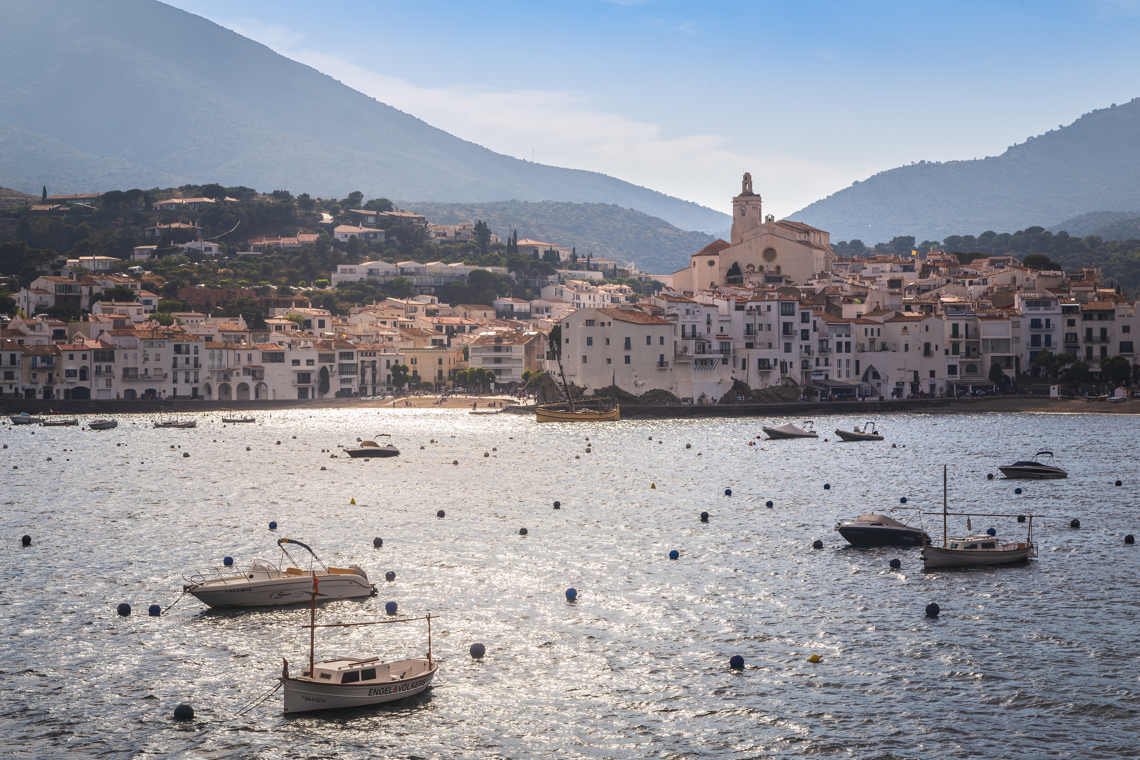 Detalii neștiute despre satul mediteranean care i-a impresionat pe Salvador Dali și Picasso. Cum ajungi în Cadaqués