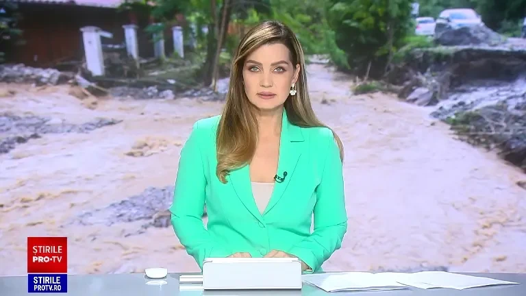 Dezastrul se vede din aer la viaductul Poiana Largului. Lacul este acoperit cu bușteni și gunoaie