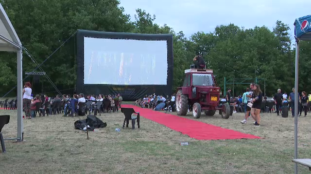 Lumea filmului s-a mutat într-un sat din Gorj. Au venit și turiști din străinătate la festivalul actorului Cuzin Toma