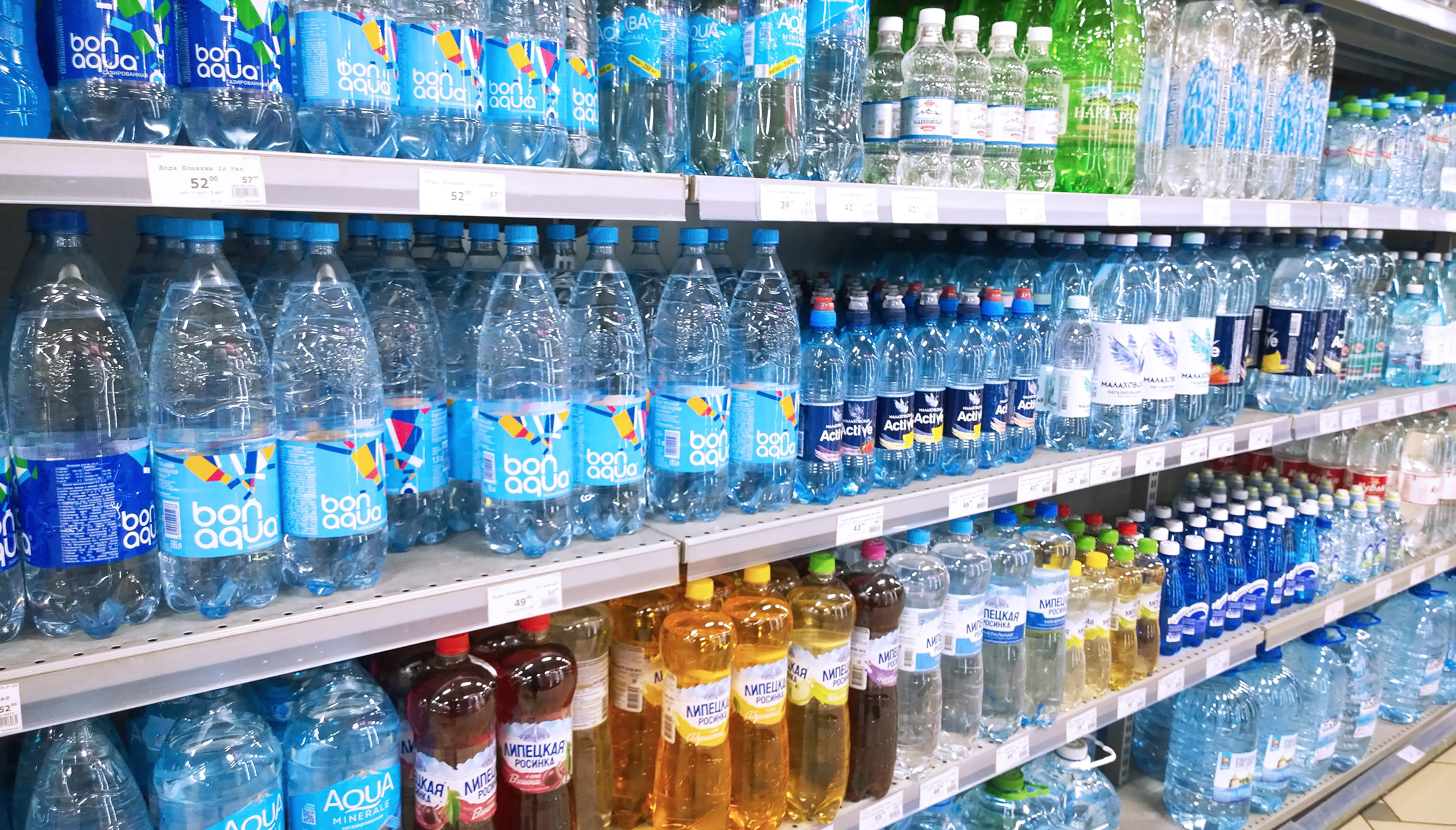 Apa îmbuteliată, sub lupa ANPC. Nereguli grave la sute de comercianți, amendați cu aproape două milioane de lei