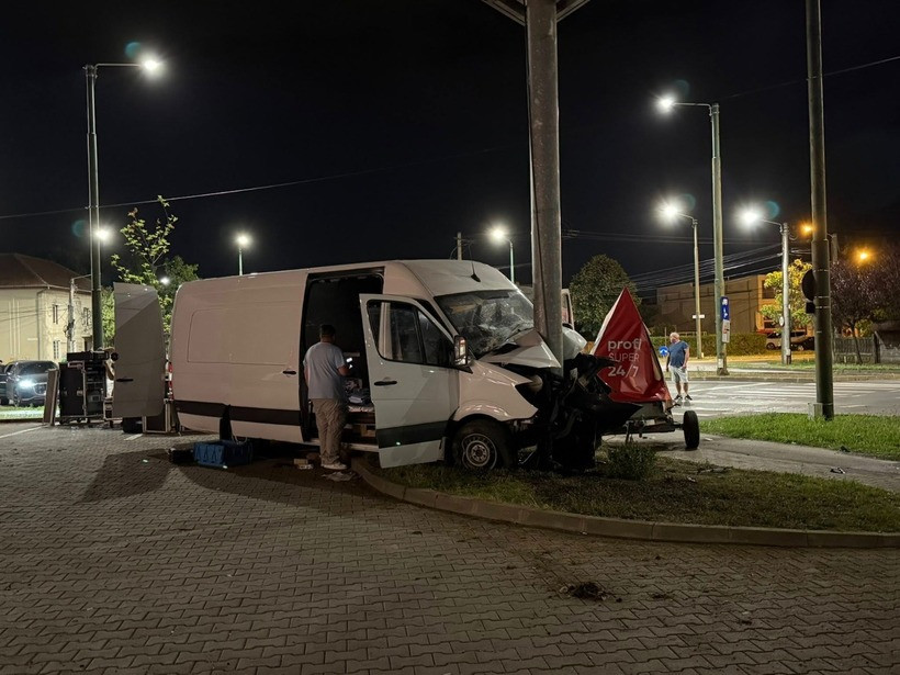 Un minor a furat un microbuz pregătit pentru Ziua Timișoarei și a intrat cu el într-un stâlp. Băiatul consumase alcool