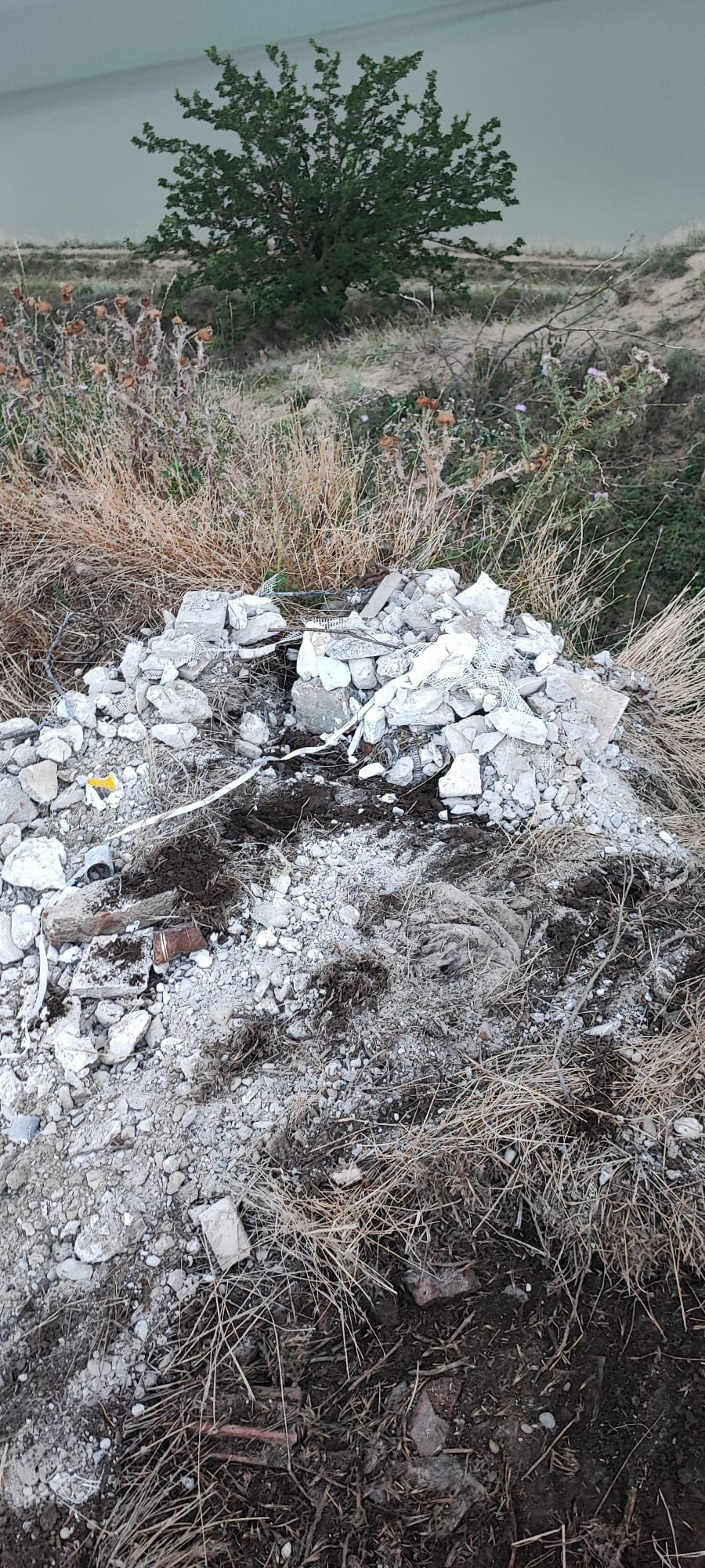 Amendă de 30.000 de lei pentru aruncare ilegală de deșeuri. „Dacă mă amendează, ce? De unde să am bani să plătesc? Nu am”