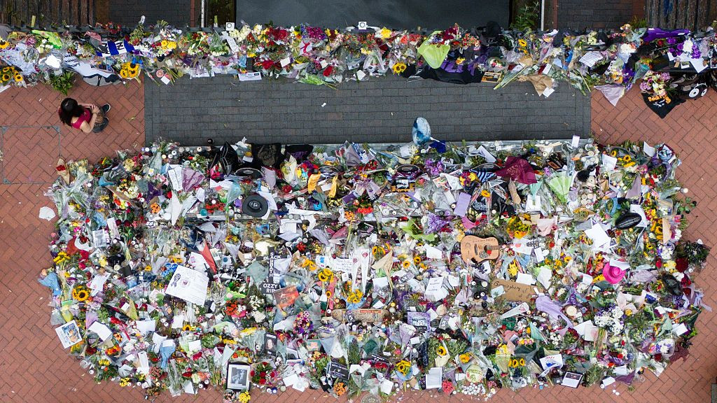 Sharon și Kelly Osbourne, copleșite de durere la cortegiul lui Ozzy Osbourne. Mii de fani i-au adus un ultim omagiu | FOTO