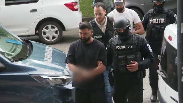 20 de indivizi au fost reținuți după descinderile la clanurile Pian și Purcel. Ce au descoperit polițiștii la percheziții