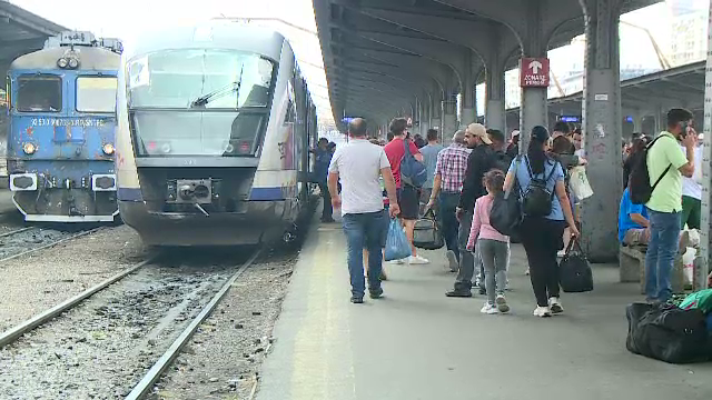 Un tren care circula de la Oradea la Constanța și-a pierdut două vagoane pe drum. Călătorii au așteptat patru ore pe câmp