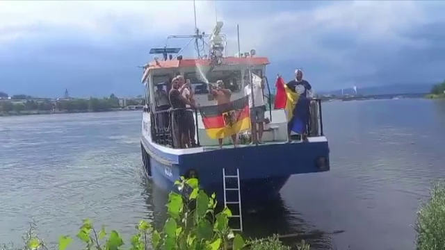 Avram Iancu a sărbătorit pe o șalupă a Poliției Apelor, după ce a parcurs 480 km înot pe râul Main din Germania