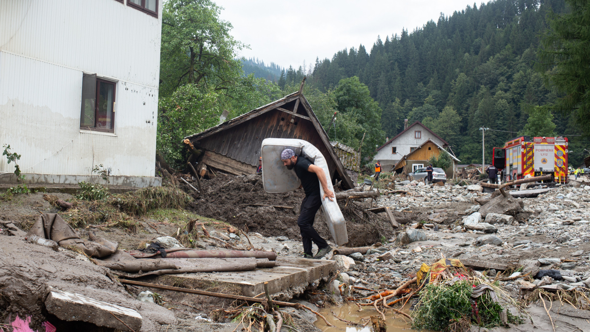 „A luat tot, munca de o viață”. Urmările dezastrului din Broșteni, după inundații. Un fond special UE ar putea fi accesat